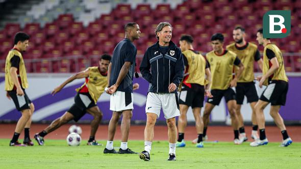 <p>Asisten pelatih Timnas Indonesia, Alex Pastoor, dalam latihan resmi menjelang laga putaran ketiga Grup C Kualifikasi Piala Dunia 2026 di Stadion Utama Gelora Bung Karno (SUGBK), Senayan, Jakarta, Senin (24/03/2025). (Bola.com/Bagaskara Lazuardi)</p>