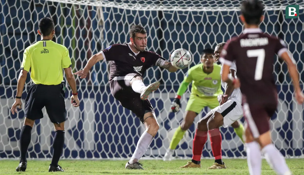 PSM lewat mengawali pertandingan dengan langsung tampil agresif. Serangan demi serangan dibangun oleh sang kapten mereka Willem Jan Pluim. (Bola.com/Bagaskara Lazuardi)