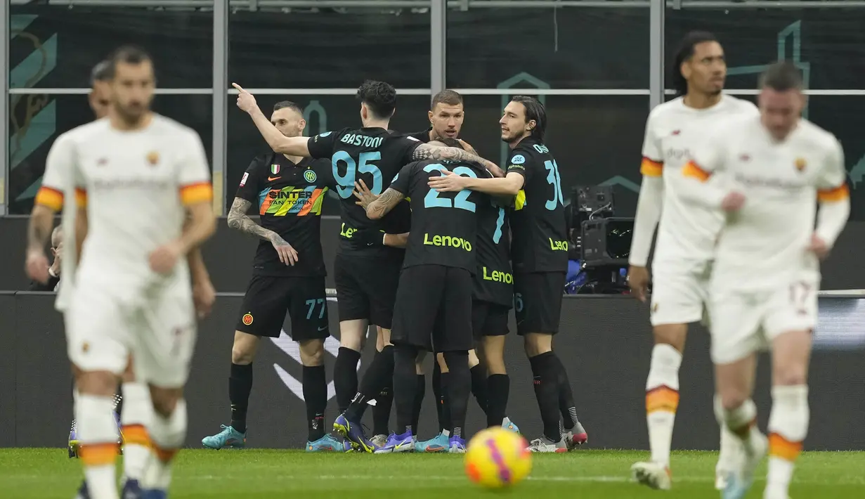 Berhubung pernah punya ikatan yang kuat dengan mantan klubnya tersebut, Dzeko memilih tidak untuk melakukan selebrasi. (AP Photo/Antonio Calanni)