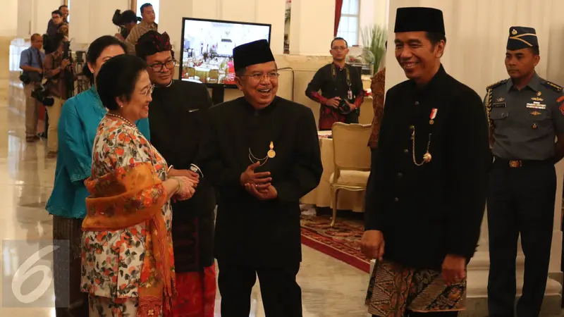 20170418-Jokowi saksikan pameran foto KAA pertama di bandung-Angga