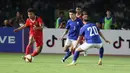<p>Bek Timnas Indonesia U-22, Amiruddin Bagas Kaffa menguasai bola di depan dua pemain Kamboja pada laga keempat Grup A SEA Games 2023 di Olympic National Stadium, Phnom Penh, Kamboja, Rabu (10/5/2023). (Bola.com/Abdul Aziz)</p>