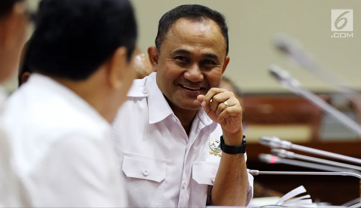 Kepala BNN Irjen Pol Heru Winarko saat Rapat Dengar Pendapat (RDP) dengan Komisi III DPR di Jakarta, Kamis (7/6). Rapat membahas Rencana Kerja dan Anggaran Kementerian dan Lembaga (RKAKL) dan Rencana Kerja Pemerintah (RKP) 2019. (Liputan6.com/JohanTallo)