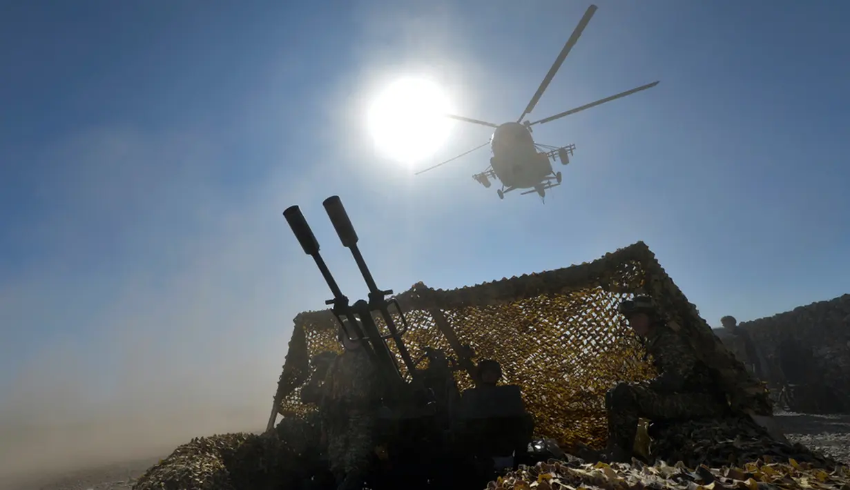 Sebuah helikopter terbang selama fase aktif pelatihan bersama "Indestructible Brotherhood-2023" dengan Pasukan Penjaga Perdamaian dari Organisasi Perjanjian Keamanan Kolektif atau Collective Security Treaty Organization (CSTO) di tempat latihan "Edelweiss" di Balykchy, sebuah kota dekat Danau Issyk-Kul sekitar 180 km tenggara dari Bishkek, Kyrgyzstan, Rabu (11/10/2023). (AP Photo/Vladimir Voronin)