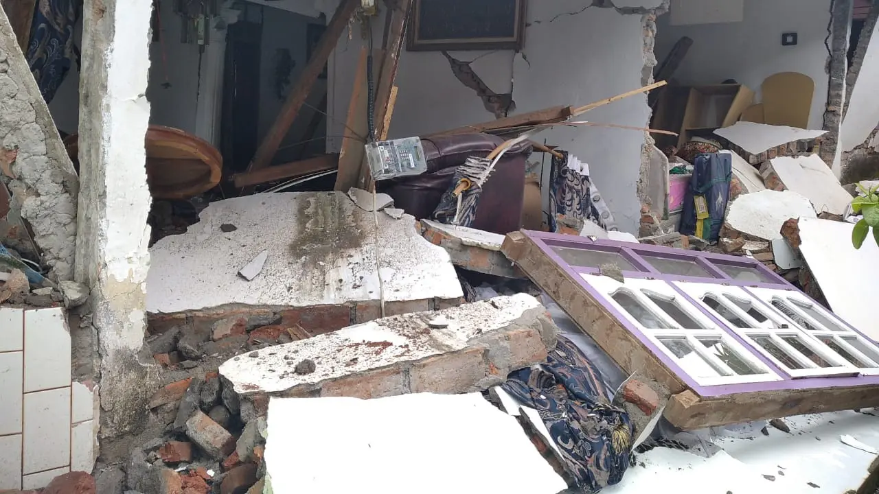 Bangunan rusak akibat gempa magnitudo 6,1 yang berpusat di Pasaman Barat.