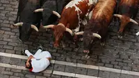 Momen Peserta Terjatuh Saat Berlari Bersama Banteng di Festival San Fermin