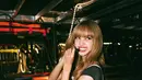 Lisa BLACKPINK kembali kenakan croptop berlengan pendek. Dilapis dengan double layered cropped korset putih dan merah bermotif ular [@lalalalisa_m]