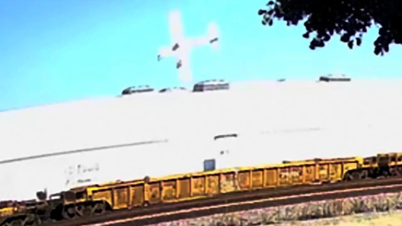 Gambar yang diambil dari video ini menunjukkan sebuah pesawat kecil yang akan jatuh ke sebuah gedung komersial di Fullerton, California Selatan, pada Kamis (2/1/2025).