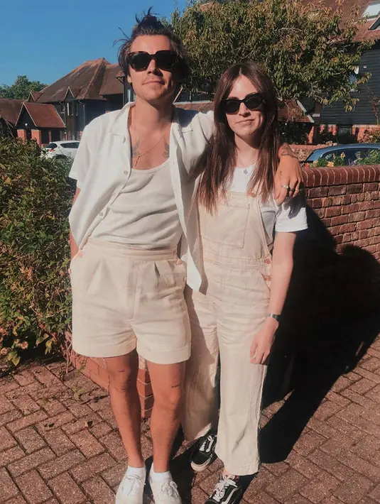 Gemma dan Harry punya wajah yang mirip, terutama di bagian jawline yang tegas sebagai ciri khas. (Instagram @gemmastyles)