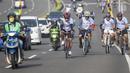 Para pesepeda menggowes saat mengikuti Bike 4round The City di Tangerang, Banten, Minggu (4/3/2018). Kegiatan yang diadakan dalam rangka ulang tahun Hotel Novotel ini menempuh jarak sekitar 50 kilometer. (Bola.com/Vitalis Yogi Trisna)