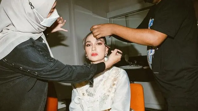 6 Gaya Luna Maya saat Pakai Hanbok, Bak Wanita Korea