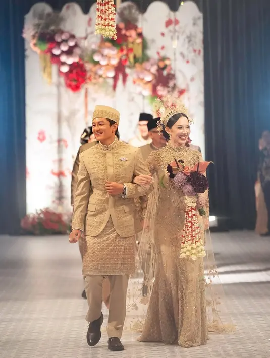 Tampilan Athina dan Rio begitu menakjubkan dan cantik di hari pernikahan. [Foto: Instagram/ The Bridestory]