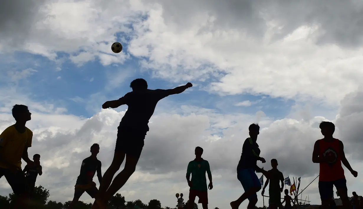 Anak-anak Rohingya bermain sepak bola di kamp pengungsi Kutupalong di Ukhia, Bangladesh, 19 Juli 2018. Bagi banyak pengungsi anak-anak Rohingya di Bangladesh, Piala Dunia 2018 kali ini adalah ajang pertama bagi mereka. (AFP/Munir UZ ZAMAN)