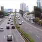 Kendaraan berlalu-lalang melintasi Jalan Tol Pancoran, Jakarta, Senin (12/9). Jalanan di Ibu Kota Jakarta tampak lengang pagi hingga menjelang siang karena warga sedang merayakan Idul Adha 1437 H. (Liputan6.com/Helmi Afandi)