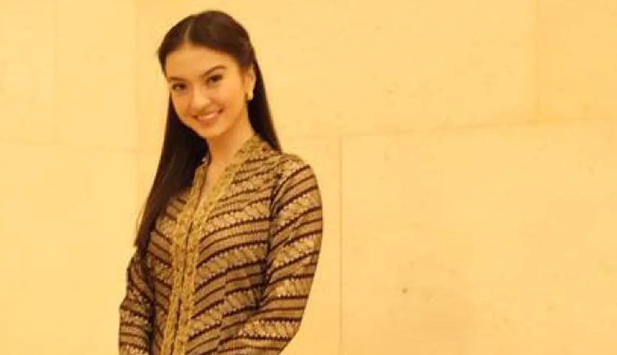 Pesona Raline sepertinya selalu terpancar dengan memakai busana apapun. Untuk yang satu ini, Raline tampak anggun dengan kebaya bercorak batiknya. Terlebih dengan makeup yang tidak berlebihan. (Instagram/ralineshah)