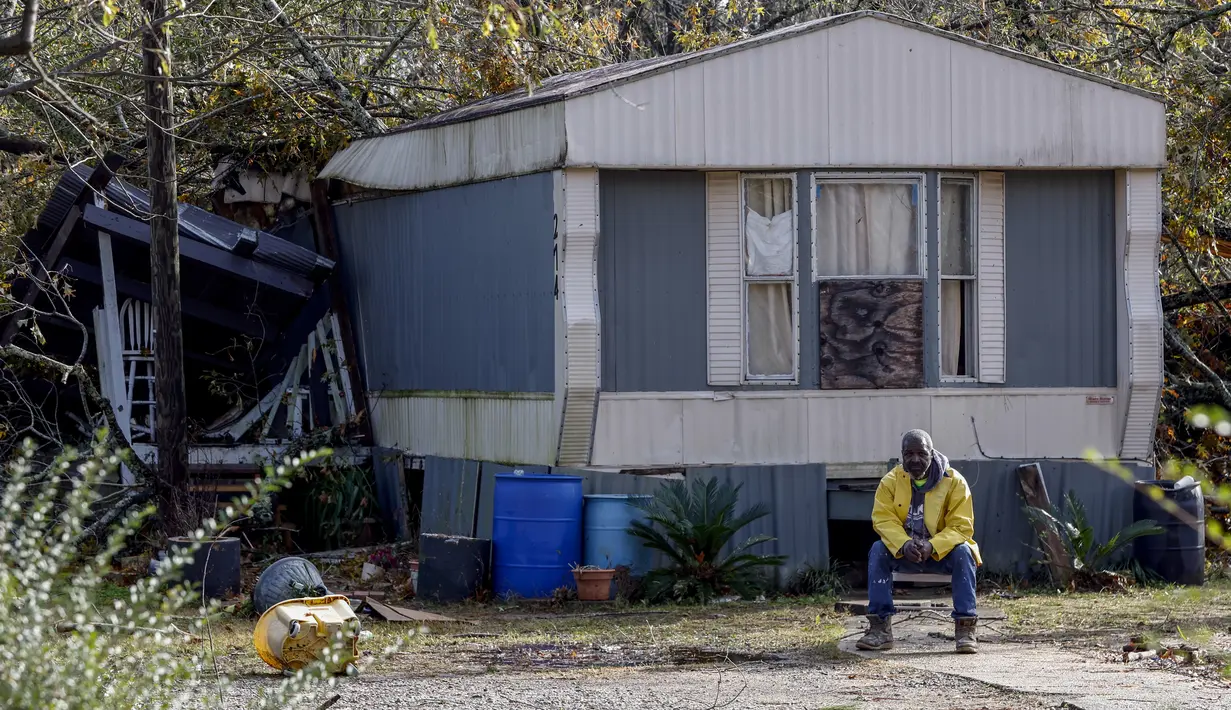 Jefferey Jordan duduk di depan rumahnya yang rusak di Flatwood, Alabama (30/11/2022). Badai Tornado melanda daerah tersebut yang mengakibatkan dua orang tewas di komunitas Flatwood di utara kota Montgomer. (AP Photo/Butch Dill)