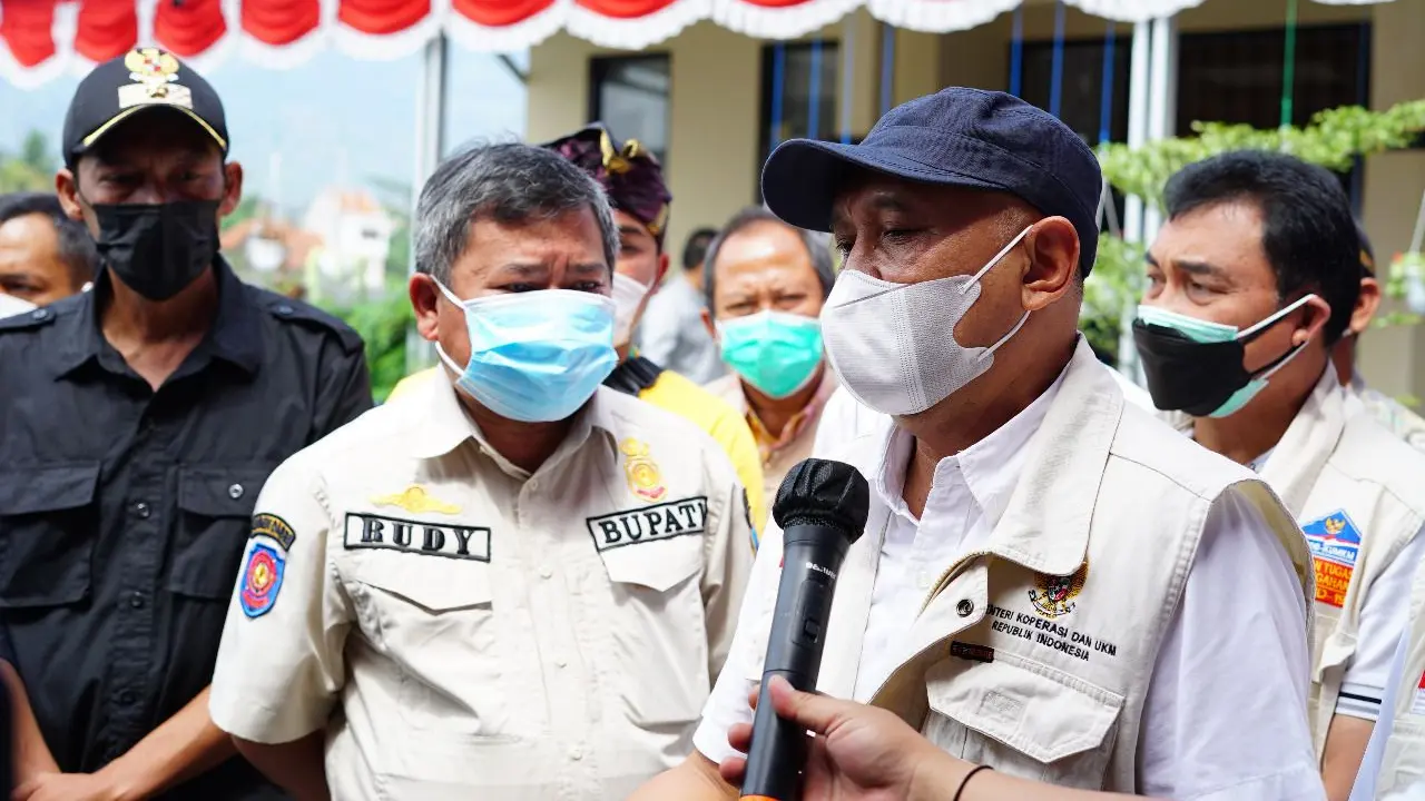 Mneteri Koperasi dan UMKM Teten Masduki menyatakan proses vaksinasi sudah menjadi keharusan. Saat ini mayoritas masyarakat dunia sudah melakukan vaksinasi sebagai upaya untuk menghentikan penyebaran Covid-19.