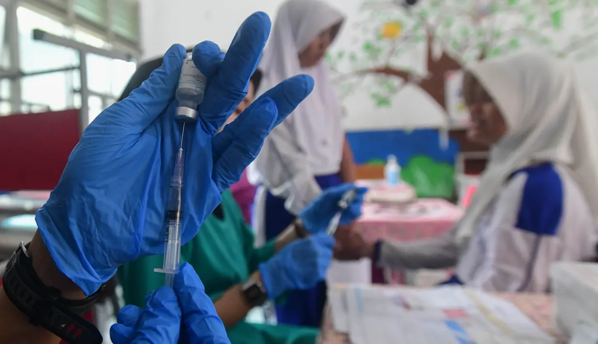 Paramedis Puseksmas Cinere menyiapkan vaksin imunisasi HPV (Human Papillomavirus) ke murid kelas V sekolah dasar (SD) saat pelaksanaan Bulan Imunisasi Anak Sekolah (BIAS) 2026 di SDN Gandul 1, Depok, Jawa Barat, Kamis, 06 Agustus 2026. (KLY/Arie Basuki).
