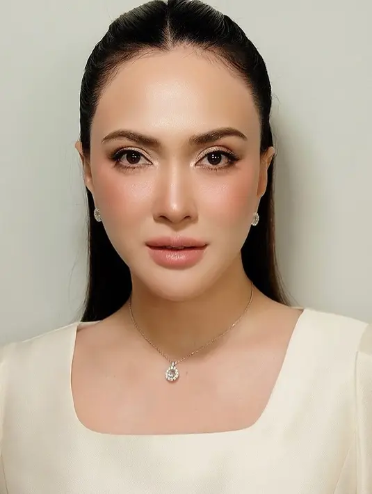Lisptik nude dan lip gloss menutup pulasan clean makeup Shandy Aulia untuk foto paspor [@shandyaulia]