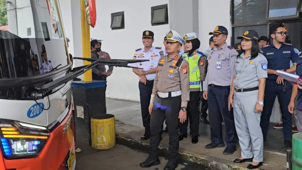 Kasat Lantas Polres Metro Depok, AKBP Joko Sembodo memasang stiker usai melakukan ramp check bus di Terminal Jatijajar, Depok, jelang persiapan mudik lebaran.