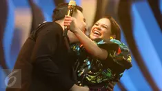 Penyanyi Andien dan Tulus tampil bersama di panggung Java Jazz Festival (JJF) 2017, JIExpo Kemayoran, Jakarta Pusat, Jumat (3/3). Dalam penampilannya, Andien mengajak Tulus menyanyikan sebuah lagu berjudul Gemintang. (Liputan6.com/Immanuel Antonius)