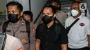 Ajudan Irjen Pol Ferdy Sambo, Bhayangkara Dua Richard Eliezer Pudihang Lumiu atau Bharada E (baju hitam) berjalan keluar usai pemeriksaan di Kantor Komnas HAM, Jakarta, Selasa (26/7/2022). Bharada E keluar dengan pengawalan dan tanpa mengucapkan apapun. (Liputan6.com/Johan Tallo)
