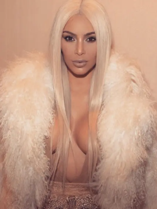 "Kim kau terlihat menjijikan, apakah kau tidak puas dengan pose seksi itu, kami sangat bosan lihat tingkah laku dirimu," tulis netizen. (instagram@kimkardashian/Bintang.com)