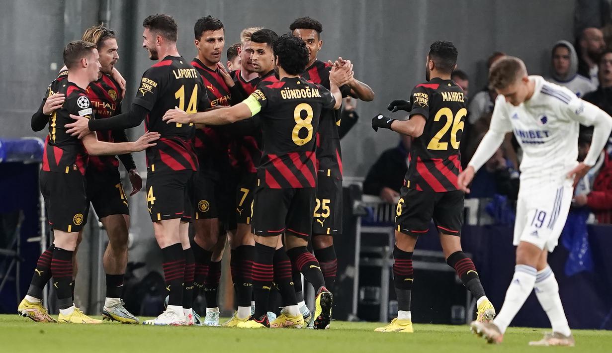 Pada menit ke-11 sepakan Rodri (tengah) dari luar kotak penalti berhasil menembus gawang FC Copenhagen yang dikawal Kamil Grabara. Namun gol tersebut dianulir wasit akibat Riyad Mahrez terlebih dahulu tertangkap handball sebelum gol terjadi. (Ritzau Scanpix via AP/Liselotte Sabroe)