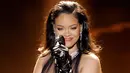 <p>Sedangkan saat membawakan salah satu lagu terbaiknya, Rihanna memilih kostum dari Margiela yang membuatnya sangat bersinar karena dipenuhi berlian. Rihanna juga tampak mengenakan bra bandeau berornamen yang dihiasi dengan untaian kristal gantung, menutupi hampir keseluruhan tubuhnya, termasuk baby bumpnya. Foto: Instagram.</p>