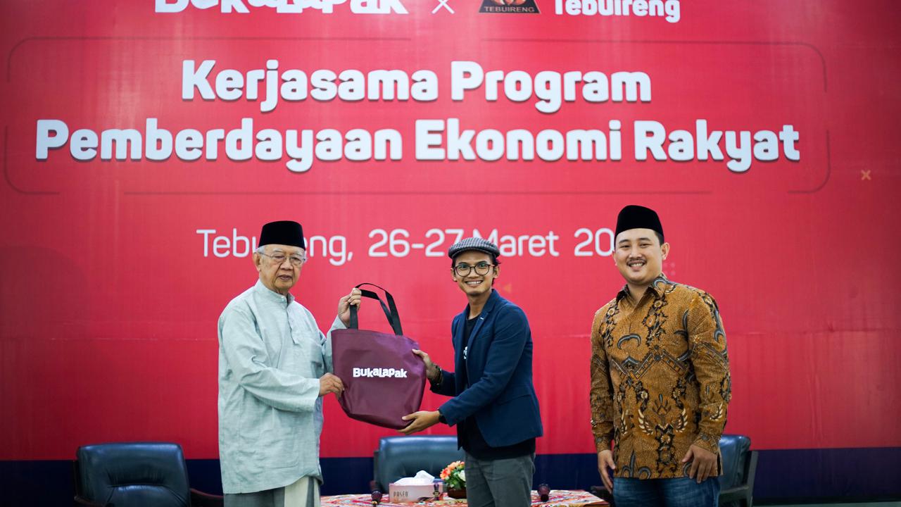 Gus Sholah (kiri) bersama Muhammad Fikri dari Bukalapak