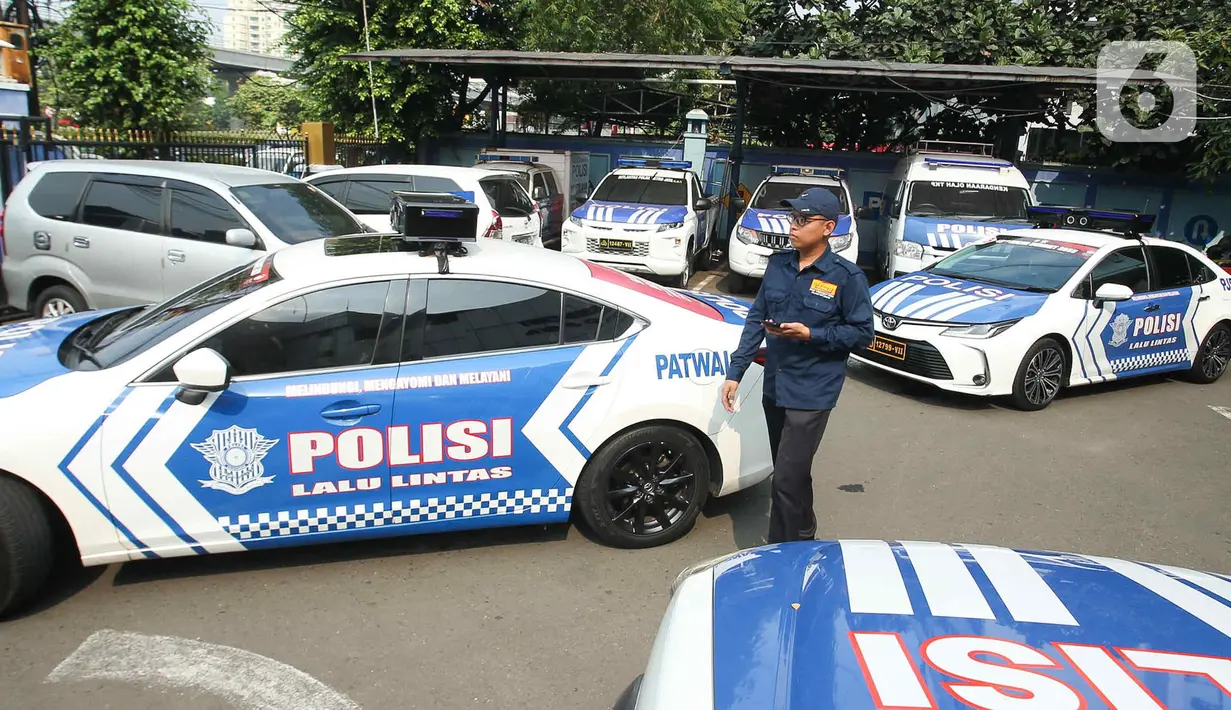Sangsi tilang terhadap kendaraan baik roda dua maupun empat yang tidak lulus uji emisi. (Liputan6.com/Herman Zakharia)