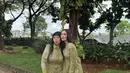 Syifa tampak mengenakan busana senada dengan anggota keluarganya. (Foto: Instagram/ Syifa Hadju)