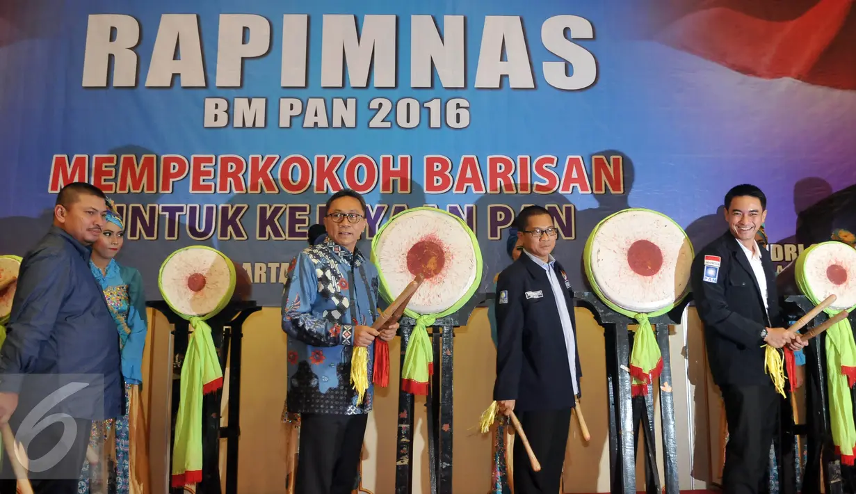 Ketua Umum PAN Zulkifli Hasan (Kedua kiri) bersama Gubernur Jambi Zumi Zola (kanan) dan Ketua Umum BM PAN Yandri Susanto (kedua  kanan) secara simbolik membuka Rapimnas BM PAN 2016, Jakarta, Jumat (8/4). (Liputan6.com/Johan Tallo)