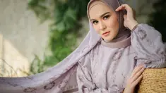 Gaya Masayu Clara dikenal sebagai seleb yang punya gaya penampilannya selalu modis dan stylish. Termasuk saat ia tampil mengenakan hijab. Dengan mengenakan hijab, ia tampil anggun dan semakin terlihat cantik.
(Liputan6.com/IG/@masayuclara)