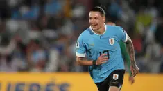 Pemain Uruguay Darwin Nunez merayakan gol ketiga timnya ke gawang Bolivia pada pertandingan sepak bola Kualifikasi Piala Dunia 2026 di Stadion Centenario, Montevideo, Uruguay, Selasa (21/11/2023). (AP Photo/Matilde Campodonico)