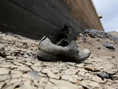 Sebuah sepatu terlihat di dasar Bendungan Ajuan Khota yang mengalami kering, di dekat La Paz, Bolivia, (17/11). Bendungan tersebut, salah satu tempat yang menyimpan cadangan air terbesar. (REUTERS/David Mercado)