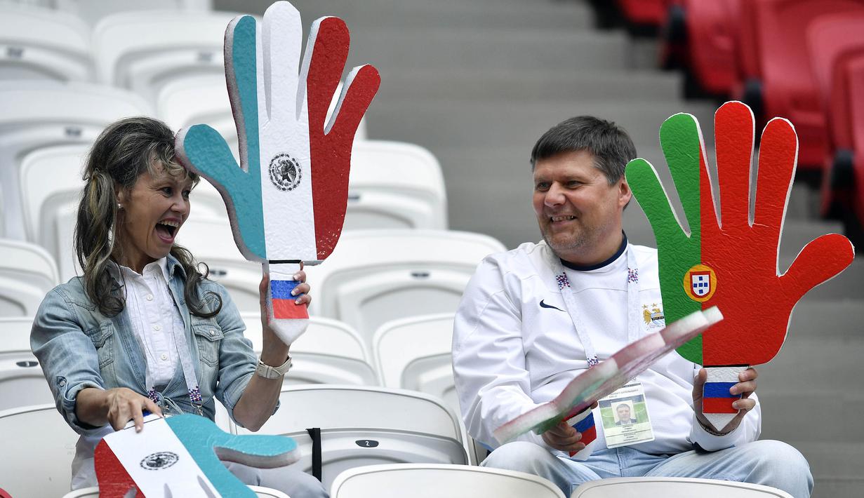 Suporter saat menyaksikan pertandingan antara Portugal  melawan Meksiko pada laga penyisihan Grup A Piala Konfederasi 2017 di Stadion Kazan, Russia, Minggu, (18/6/2017). (AP/Martin Meissner)