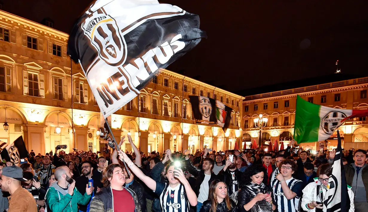 Para pendukung Juventus merayakan gelar juara Liga Serie A Italia di Turin (13/5). Ini merupakan gelar ketujuh beruntun Juventus. (AP Photo/Alessandro Di Marco)