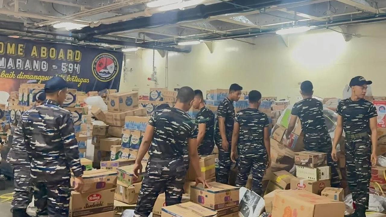 FOTO: KRI Semarang Angkut Bantuan untuk Korban Bencana di Sumatera