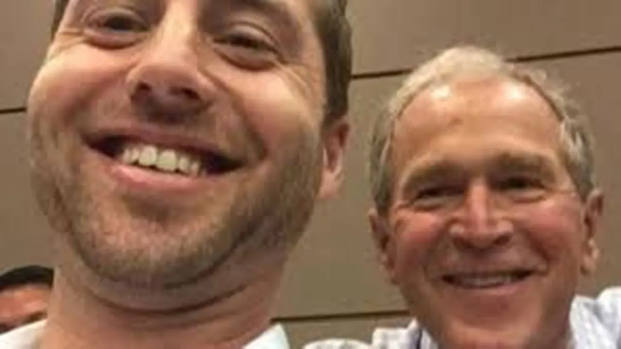 Dipanggil Seleksi Juri di Pengadilan, Mantan Presiden Bush Selfie