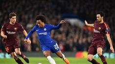 Gelandang Chelsea, Willian, berusaha melewati kepungan pemain Barcelona pada laga Liga Champions di Stadion Stamford Bridge, London, Selasa (20/2/2018). Chelsea sementara unggul 1-0 atas Barcelona. (AFP/Glyn Kirk)