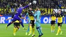 Kiper Borussia Dortmund, Roman Burki, menepis bola saat melawan Barcelona pada Liga Champions di Stadion Signal Iduna Park, Selasa (18/9/2019). Kedua tim bermain imbang 0-0. (AP/Martin Meissner)