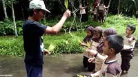 `Kelas Sawah` Anak SD di Lereng Gunung Merapi