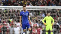 Ekspresi bek Chelsea, Gary Cahill usai gawang timnya kebobolan kala bersua Arsenal, pada lanjutan Premier League 2016-2017, di Emirates Stadium, Sabtu (24/9/2016) lalu. Posisi Cahill sebagai starter terancam setelah dianggap tampil buruk versus The Gunner