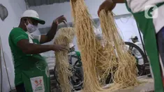 Pekerja membuat Mi Karya Abadi di industri rumahan, Ciledug, Tangerang, Minggu (6/9/2020). Dalam satu hari, pabrik milik Samino ini bisa memproduksi hingga 1,5 ton mi, namun saat pandemi seperti sekarang hanya memproduksi 1 ton saja. (Liputan6.com/Angga Yuniar)