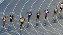 Usain Bolt mengalahkan tujuh pelari dunia lainnya untuk meraih emas ketiganya di nomor 200m olimpiade secara beruntun. (AP Photo/Mark Baker)