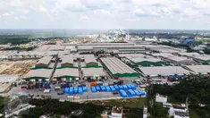 Tampak dari udara suasana pabrik PT. Indah Kiat Pulp and Paper (IKPP) Perawang, Kabupaten Siak, Riau, Senin (18/7). Sejak 2013, IKPP Perawang telah menggunakan 100 persen bahan baku dari hutan tanaman industri (HTI). (Liputan6.com/Fery Pradolo)