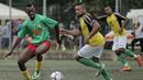 Suasana pertandingan antara Mali melawan Guinea dalam turnamen sepak bola untuk kaum migran dan orang asing bertajuk "Balon Mundial" yang dihelat 6 Juni-5 Juli 2015 di Turin, Italia. (AFP PHOTO/MARCO BERTORELLO)