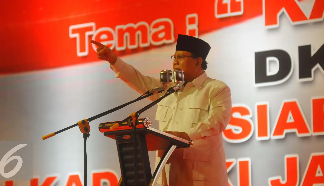 Prabowo Subianto memberikan sambutan saat rapat akbar kader di Jakarta, Minggu (8/1). Dalam sambutannya, Prabowo menyebut Pilkada DKI Jakarta sangat penting karena menentukan arah bangsa Indonesia. (Liputan6.com/Angga Yuniar)