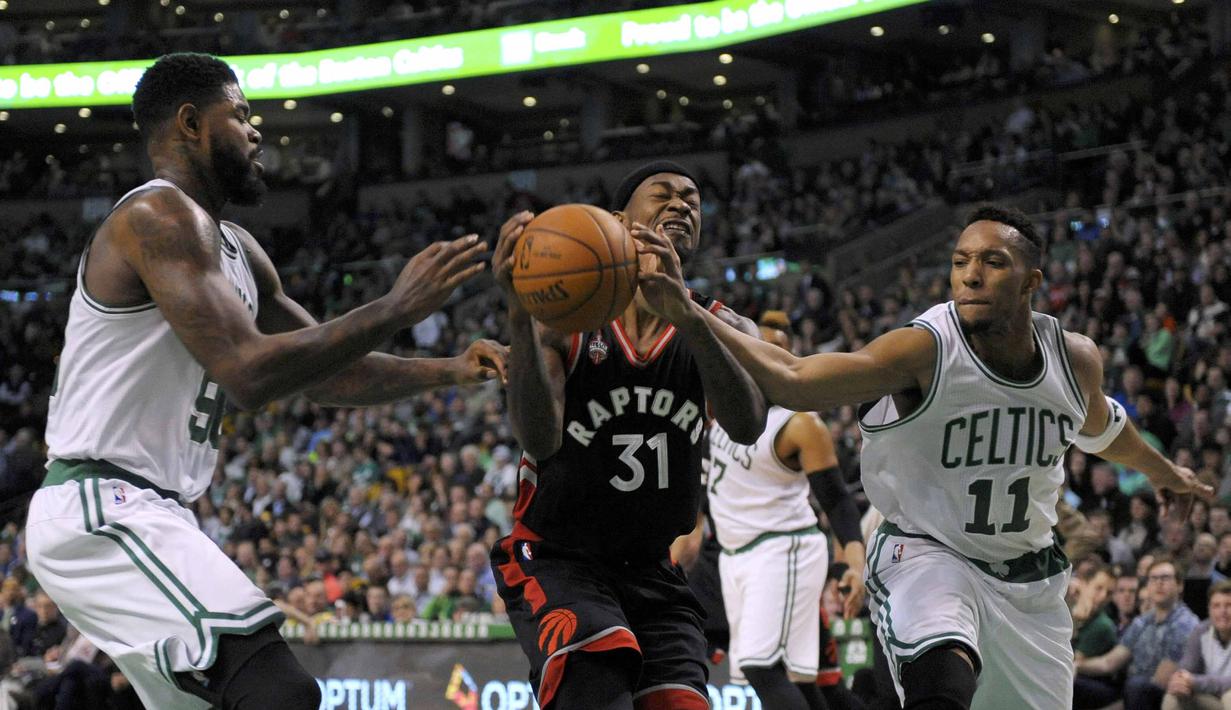 Pemain Toronto Raptors,Terrence Ross (31) mencoba melewati hadangan dua pemain Boston Celtics pada lanjutan NBA di TD Garden, Boston, Massachusetts, Kamis (24/3/2016) WIB. Celtics menang 91-79. (Mandatory Credit: Bob DeChiara-USA TODAY Sports)