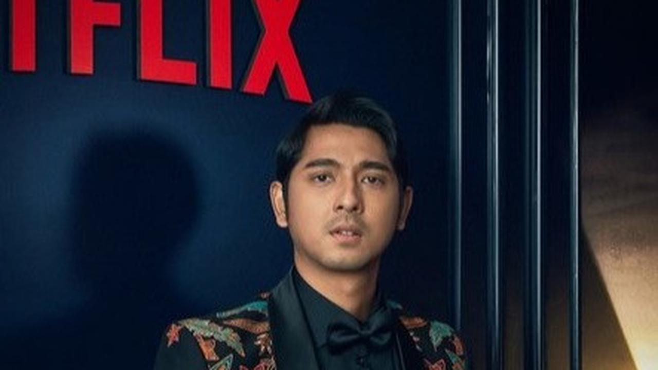 Sedikit bergeser dari busana adat, Arya Saloka mengenakan setelan jas dengan kombinasi kain batik. Setelan dengan dominasi warna hitam itu memiliki motif batik di bagian kanan kiri jas hingga lengan. Busana ini membuat Arya terlihat gagah.
